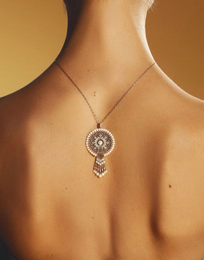 PENDENTIF À TRANSFORMATION
présentant un...