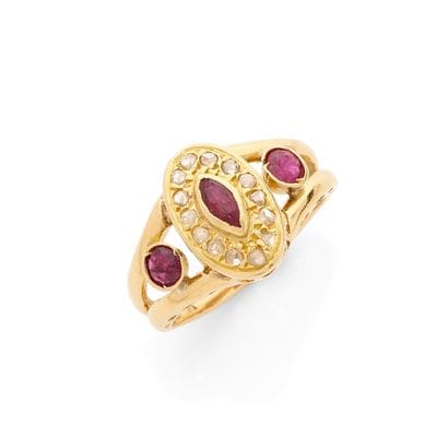 BAGUE
ornée d'un décor géométrique retenant...