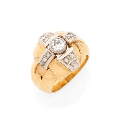 BAGUE DÔME
retenant un diamant taille ancienne...