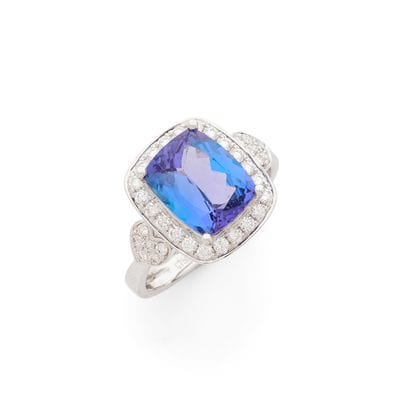 BAGUE
retenant en son centre une tanzanite...