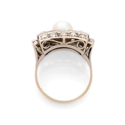 1940s
RING 
featuring a white pearl (untested),...