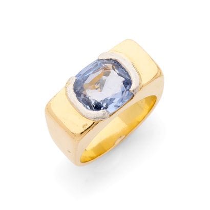 BAGUE
retenant un saphir coussin de 6.5 carats...