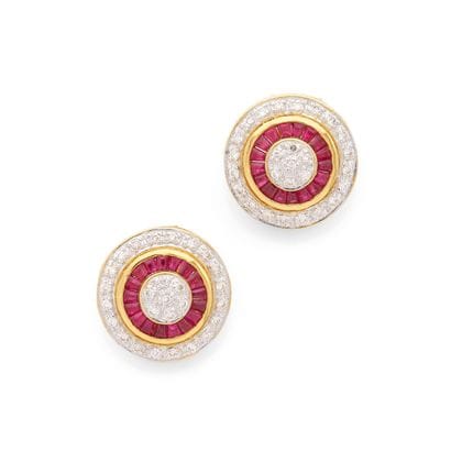 PAIRE DE BOUCLES D'OREILLES
de forme circulaire...