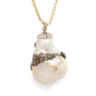 PENDENTIF
retenant une soufflure fine soulignée...