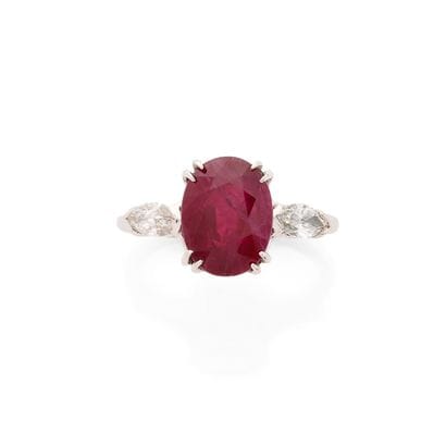 BAGUE
retenant 1 rubis ovale de 4.81 carats...