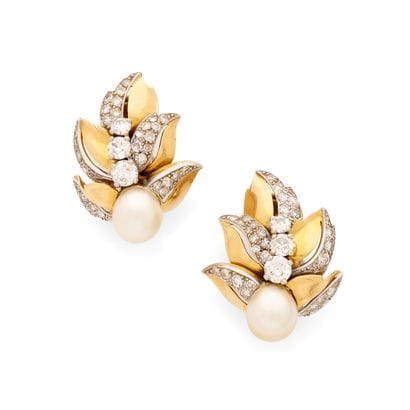 CARTIER
PAIRE DE BOUCLES D'OREILLES 
retenant...