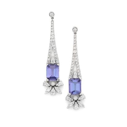 PAIRE DE BOUCLES D'OREILLES
présentant une...