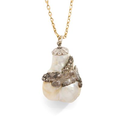 PENDENTIF
retenant une soufflure fine soulignée...