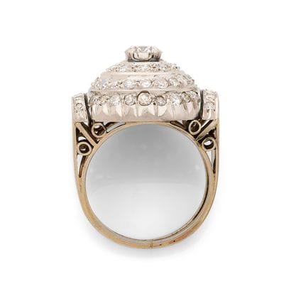 BAGUE DÔME
retenant un diamant rond taille...