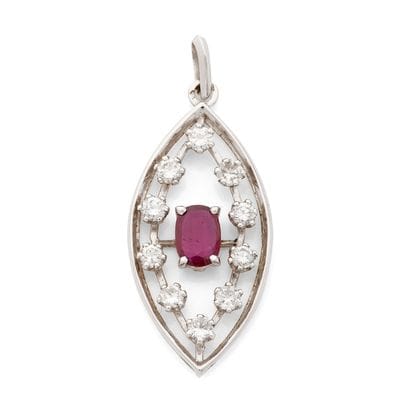 PENDENTIF 
présentant une forme de navette...