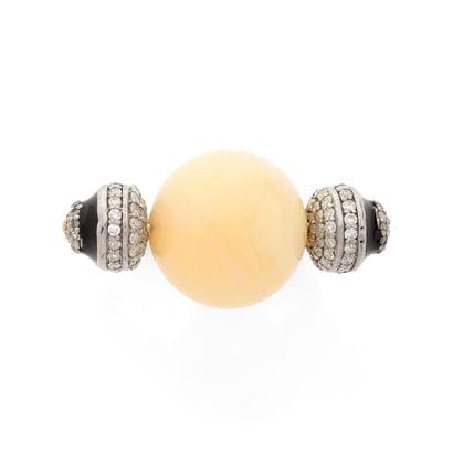 BAGUE 
retenant une opale blanche sphérique...