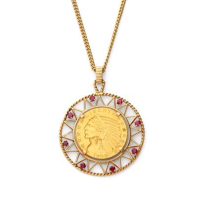 PENDENTIF
retenant une pièce de 5 dollars...