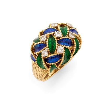 BAGUE DÔME
présentant un décor de feuilles...
