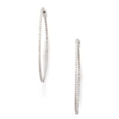 PAIRE DE CRÉOLES 
pavée de diamants ronds...