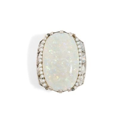 BAGUE
retenant une opale ovale de 10 carats...