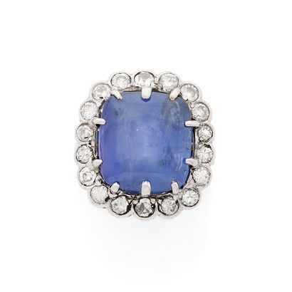 BAGUE POMPADOUR
retenant un saphir coussin...