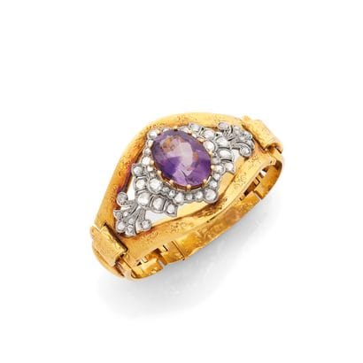 CUFF BRACELET
Featuring an oval amethyst...