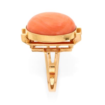 BAGUE 
retenant un cabochon de corail ovale....