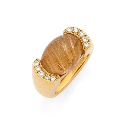 BAGUE
retenant un cabochon ovale de quartz...