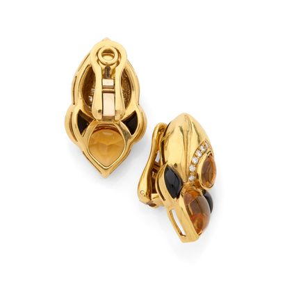 PAIRE DE BOUCLES D'OREILLES
présentant une...