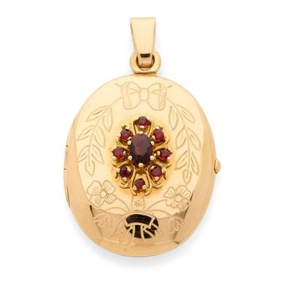 SOUVENIR PENDANT
Featuring a daisy adorned...