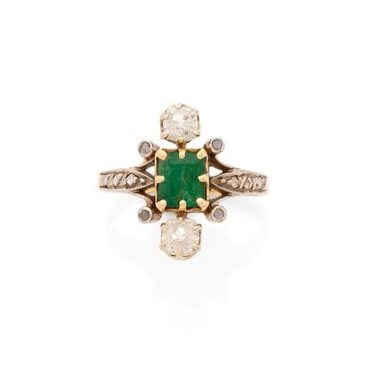 BAGUE
retenant une émeraude rectangulaire...