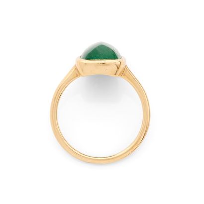 BAGUE 
retenant en son centre une émeraude...