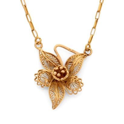 COLLIER
retenant une fleur exotique à décor...