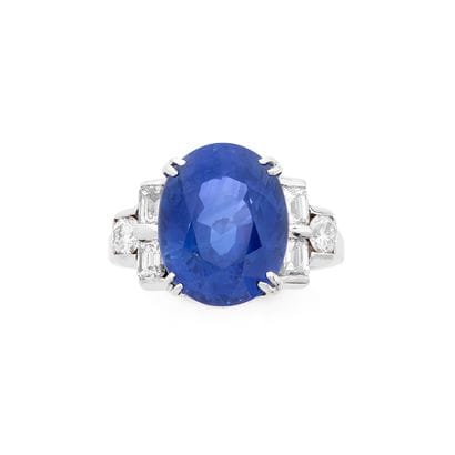 BAGUE
retenant un saphir ovale de 11.50 carats...