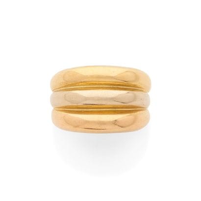 BAGUE BANDEAU 
retenant un motif de godrons...