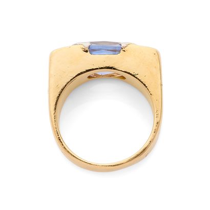 BAGUE
retenant un saphir coussin de 6.5 carats...