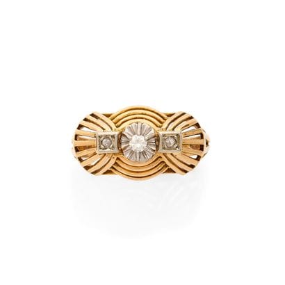 BAGUE
retenant un diamant rond taille brillant...