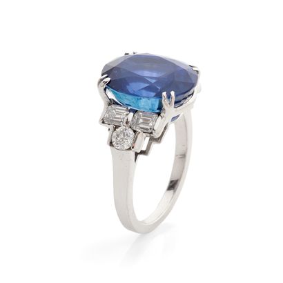 BAGUE
retenant un saphir ovale de 11.50 carats...