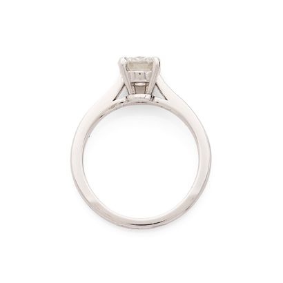 SOLITAIRE 
retenant un diamant rond taille...
