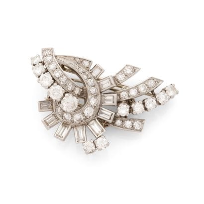 BROCHE
présentant un décor asymétrique pavé...