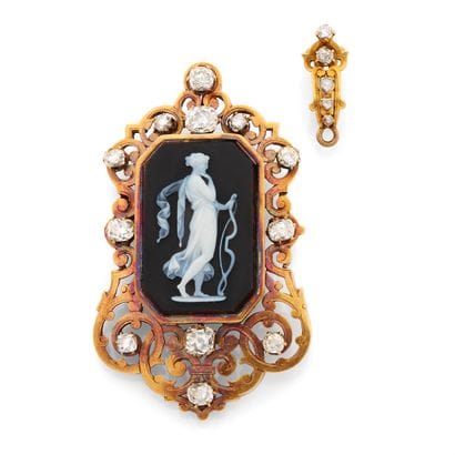 SOUVENIR PENDANT 
featuring a cameo set with...