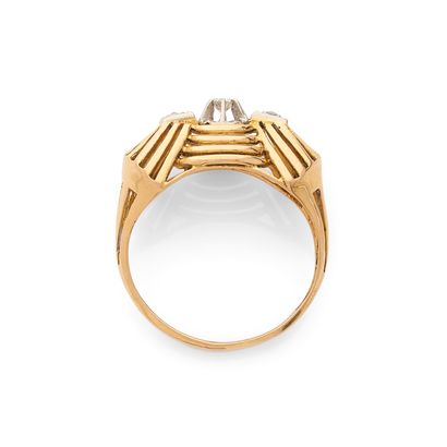 BAGUE
retenant un diamant rond taille brillant...