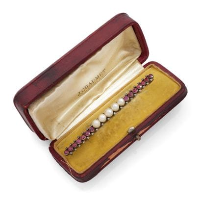 BARETTE BROOCH
Featuring a cascade of 5 white...