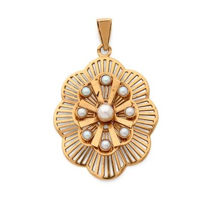 PENDENTIF 
orné d'un motif floral ajouré...