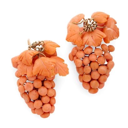 PAIR OF EARRINGS 
featuring a bunch of grapes...