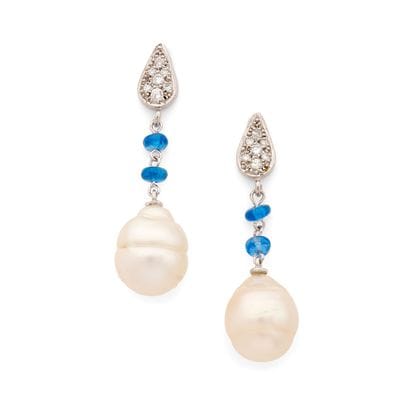 PAIRE DE BOUCLES D'OREILLES 
ornée de perles...