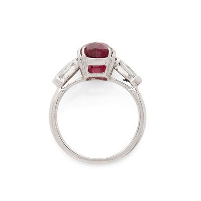 BAGUE
retenant 1 rubis ovale de 4.81 carats...