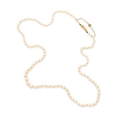 COLLIER
présentant une ligne de perles blanches...