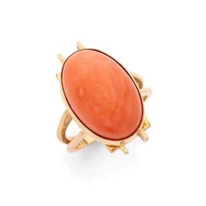 BAGUE 
retenant un cabochon de corail ovale....