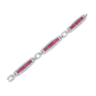 BRACELET
présentant un décor géométrique...