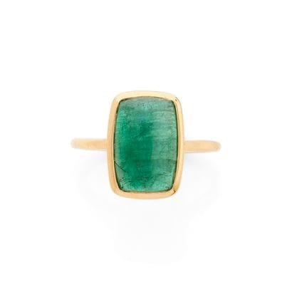 BAGUE 
retenant en son centre une émeraude...