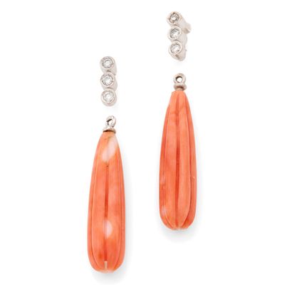 PAIRE DE BOUCLES D'OREILLES TRANSFORMABLES
présentant...