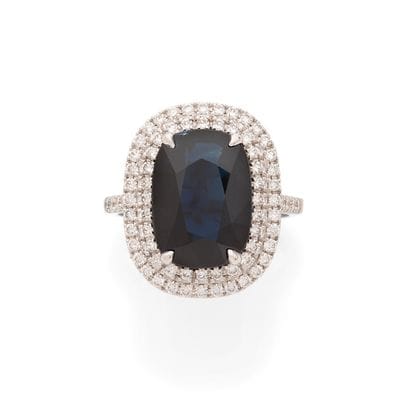 BAGUE
retenant, en son centre, 1 saphir coussin...