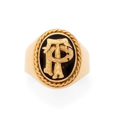 SIGNET RING
Featuring an oval onyx disc adorned...