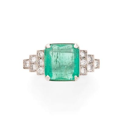 BAGUE
retenant une émeraude carrée taille...